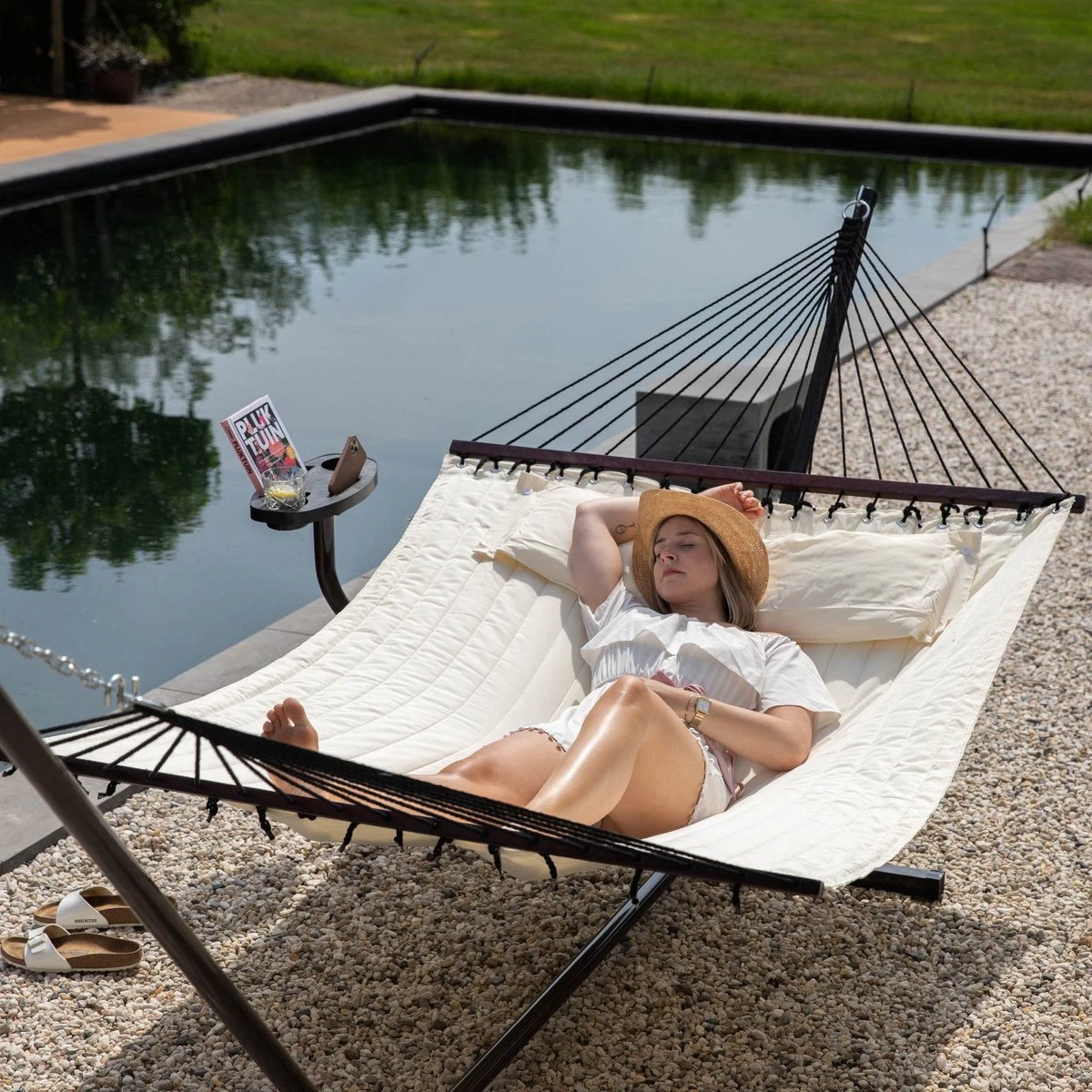 Vita5 Hangmat Met Standaard En Spreidstok – 2 Persoons – Incl. Bekerhouder - Afneembaar Kussen – Uv-bestendig – Beige 14 Vita5 Hangmat Met Standaard En Spreidstok – 2 Persoons – Incl. Bekerhouder - Afneembaar Kussen – Uv-bestendig – Beige - Image 12