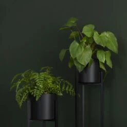 QUVIO Plantenstandaard Inclusief Pot - Staande Plantenbak - Metaal - Plantenbak - Plantenhouders - Planten Zuilen - Voor Buiten - Bloempot - 22 X 22 X 90 Cm - Zwart -Tuinmeubel Verkoop 1200x1200 641