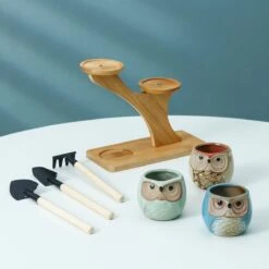 Luxe Bamboe Houten Boom Met 3 Keramiek Uil Bloempotten/Plantenpotten Op Standaard/Voet Voor Binnen En Buiten - Modern Design Bloempot/Plantenpot Op Poten/Pootjes-Plantenbak Mini Cactus Nep Plant Pot Houder - Kleine Bloembakken Plantenrek/Plantenkurk -Tuinmeubel Verkoop 1200x1200 690