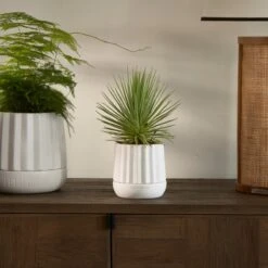 Riviera Maison Plantenbak Rond, Bloempot Met Ribbel - RM Let It Grow Planter - Wit - Porselein - Maat S -Tuinmeubel Verkoop 1200x1200 692