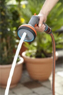 GARDENA - Comfort Broeskop - 5 Straalsoorten - Grijs -Tuinmeubel Verkoop 801x1200 1